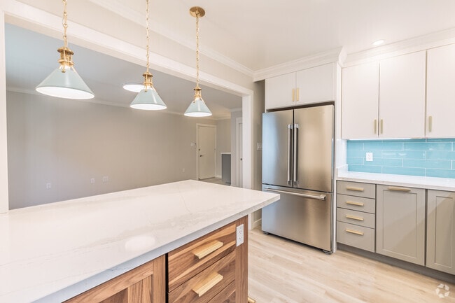 2BR, 1BA - 800SF - Kitchen - 412 Richmond Dr