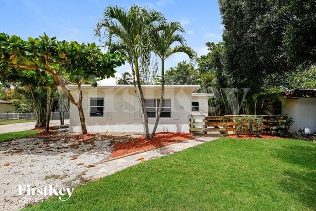 Building Photo - 1917 SW 28th Way Rental