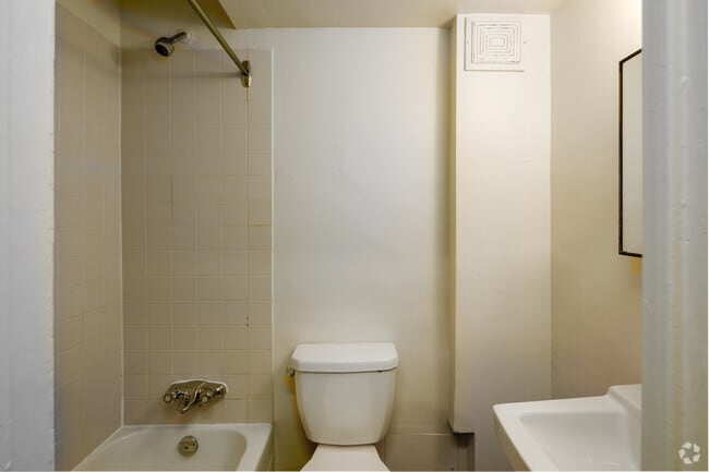 Bachelor, 1 BA - 250 SF