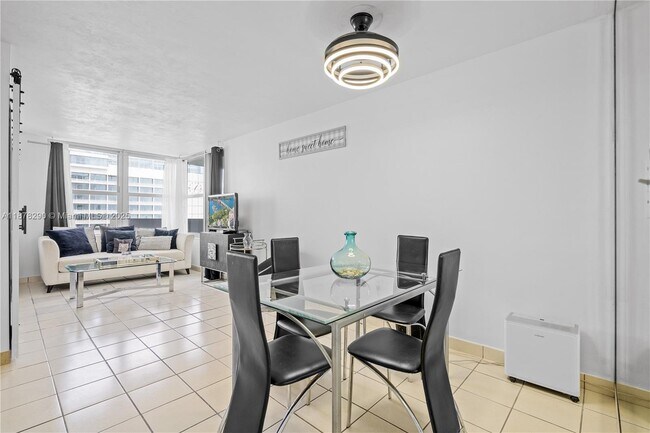 Photo - 2899 Collins Ave Unidad 1021