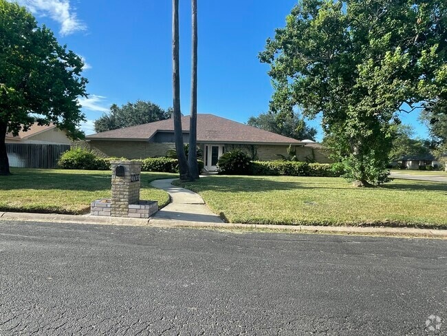 Building Photo - 5100 El Jardin Cir Rental