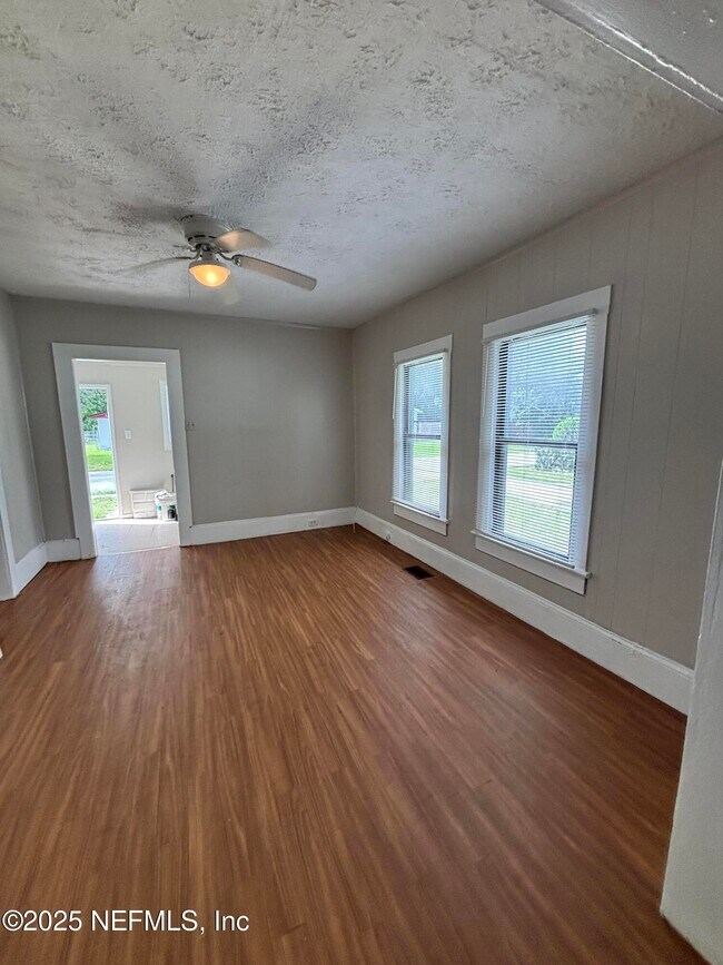 Photo - 2031 Danson St