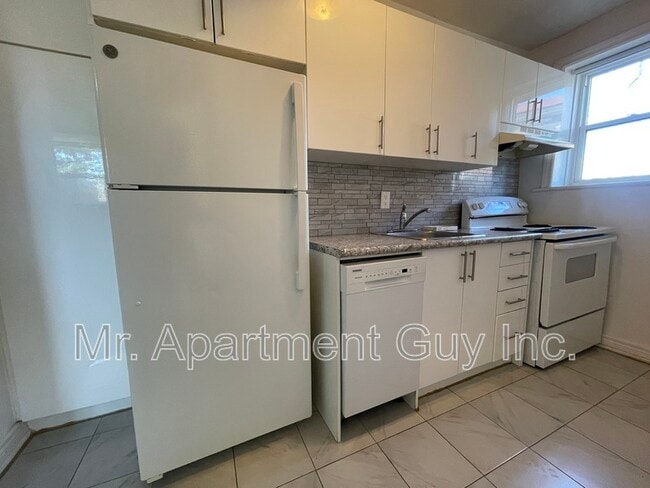 Photo - 2 Balsam Ave S Unit 3