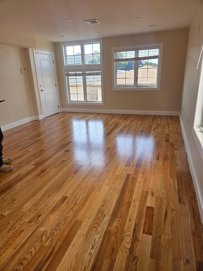 124 68th St Unit 306