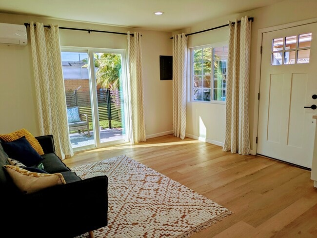 Sala de estar con puerta corrediza al patio. - 4250 E Overlook Dr Unidad 1-bedroom cottage