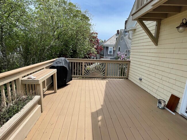 Terraza trasera del segundo piso (parrilla no incluida). - 15 Congdon Ave Unidad FL 2