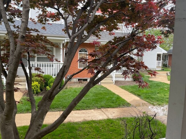 Building Photo - Beautiful 2 Bed, 2 Bath Townhome on the Edge of the Desirable Hill Neighborhood Available for Rent