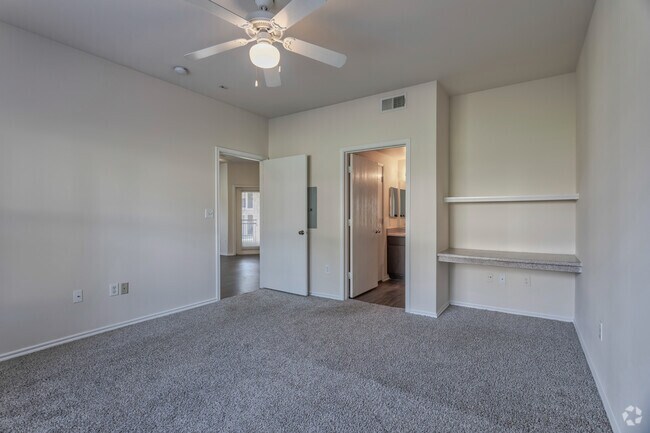 2BR, 2BA - 1075 SF B2R - Bedroom