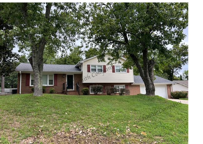Building Photo - 4-Bedroom Spacious Home with 3 Full Baths ...