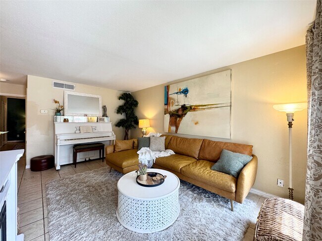 Building Photo - 5550 N Braeswood Blvd Unit 128
