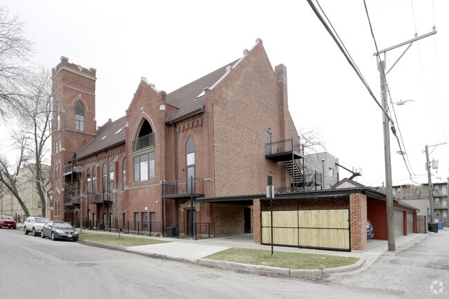 Building - 2900 W Shakespeare Ave