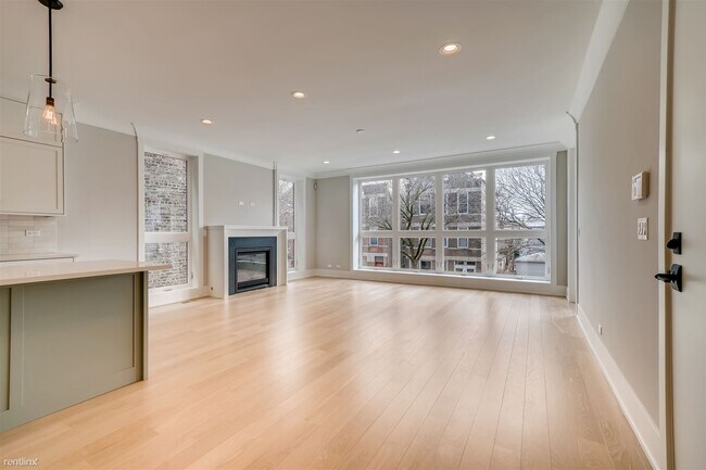 Photo - 3 br, 2 bath Condo - 2240 W Medill Ave