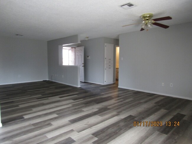 Photo - 7008 NW Kingsbury Ave