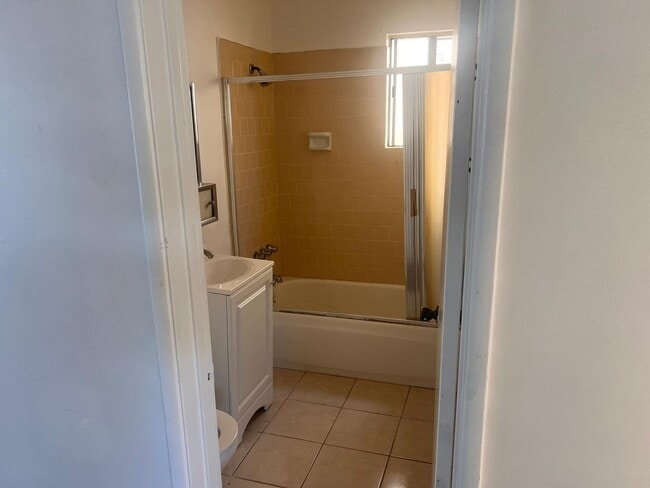 Photo - 4928 E 60th St Unidad 4928 E. 60th St Apt A