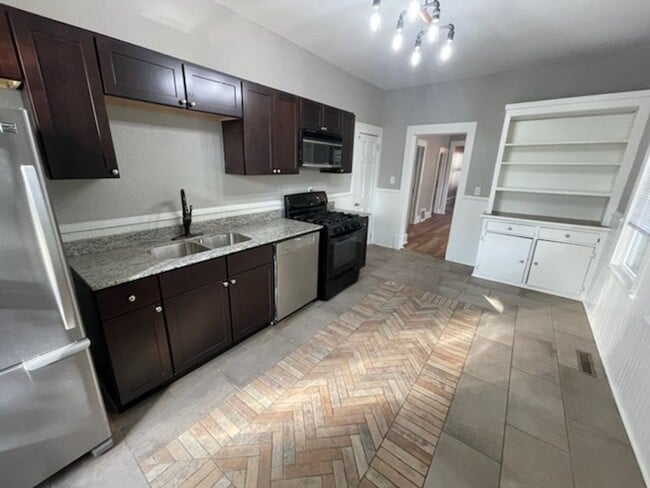 Building Photo - 1648 Bush Ave Unit 1