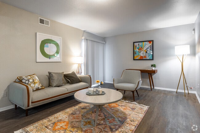 1BR, 1BA - 770SF - Living Room