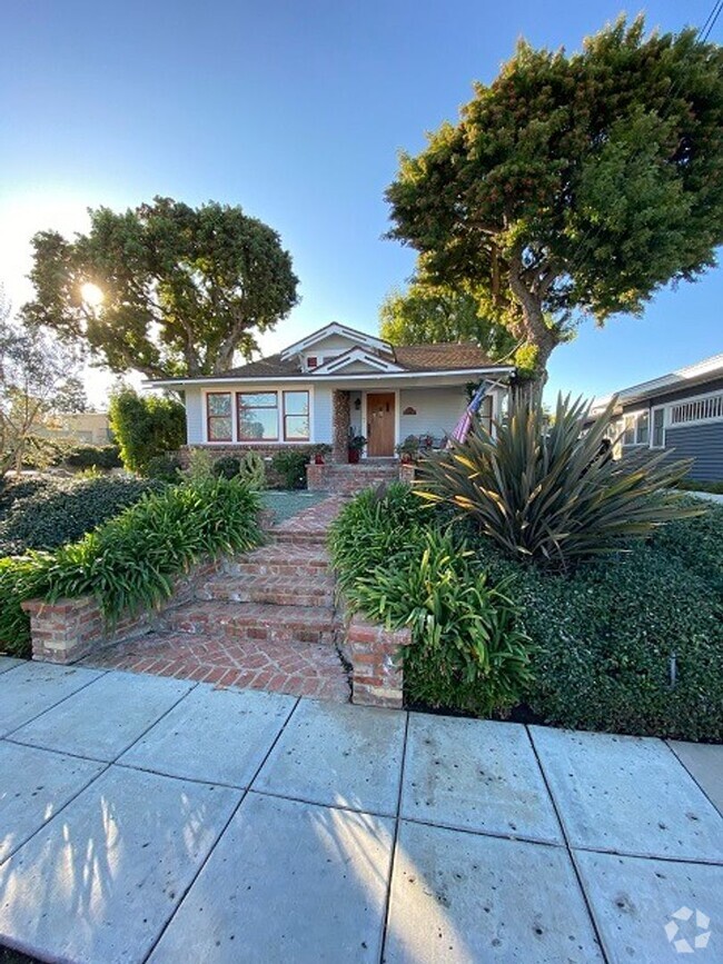Building Photo - 4 Bedroom-2 Bathroom Two Story Craftsman H... Rental