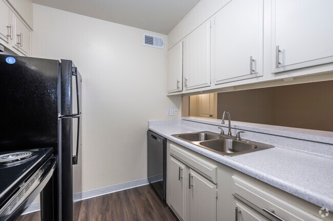 1BR, 1BA - 640SF - Kitchen
