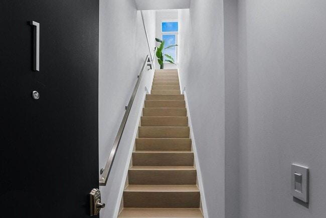Photo - Private Double Decker Rooftop! - Modern Lu...