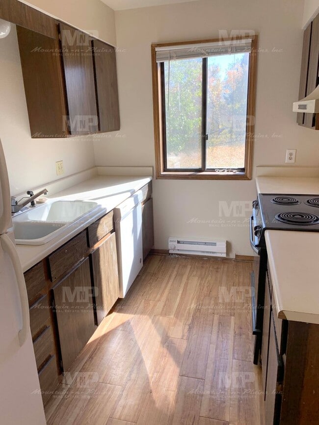 Photo - 531 Strachan Dr