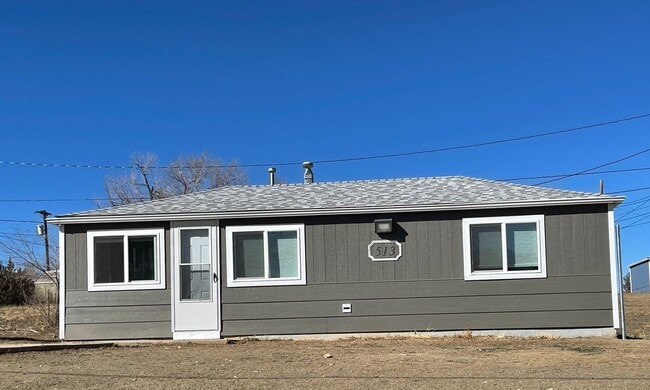 Building Photo - Cute, small 2 bedroom home