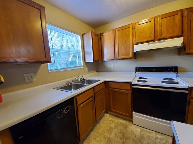 Photo - 4 Bedroom Available in July