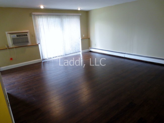 Beautiful Sanctuary Living Room - 5 Fernview Ave Unidad one