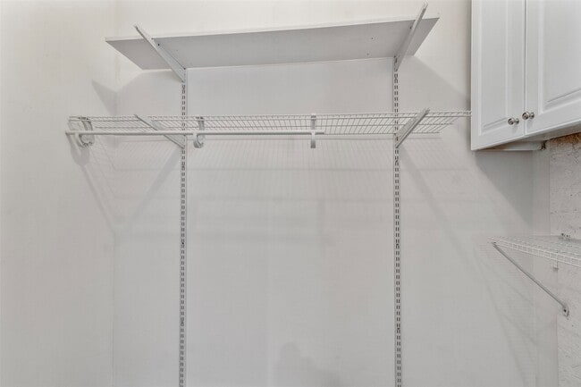 Building Photo - 405 Medina St