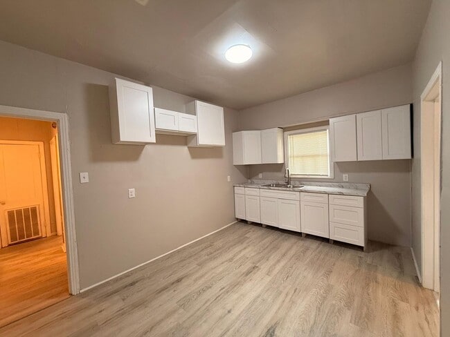 Photo - 603 College St