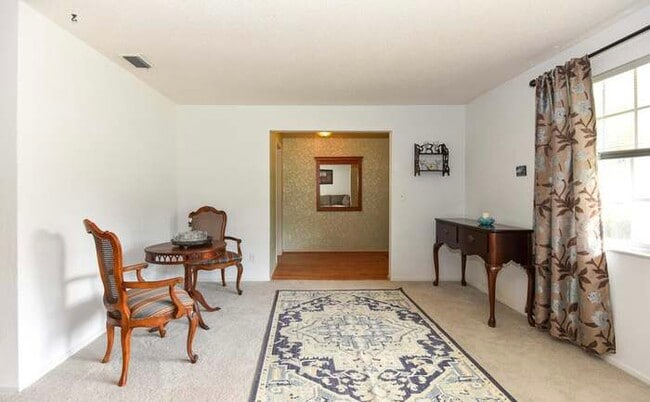 827 Lindenwood Cir W