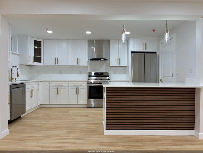 Building Photo - 716 11TH St Unit 1