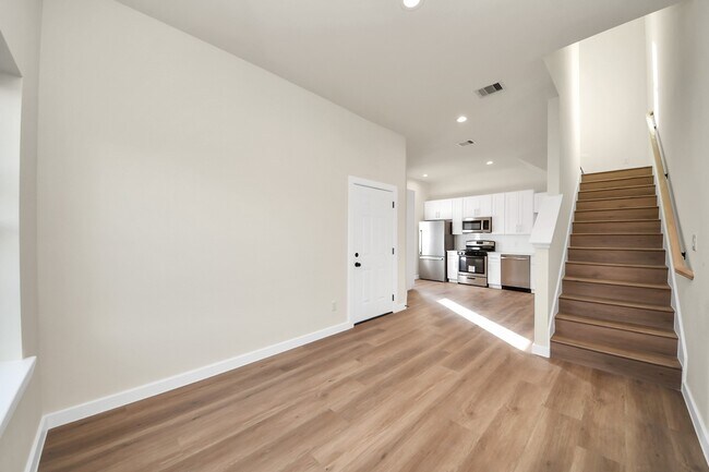 Photo - 8025 Peachtree St
