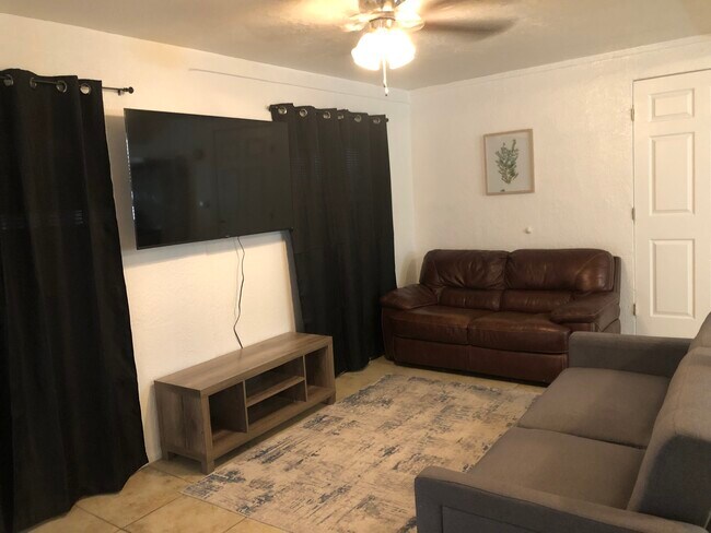 Living room with netflix - 680 Carver Rd Apartment Unit Casita close to NMSU