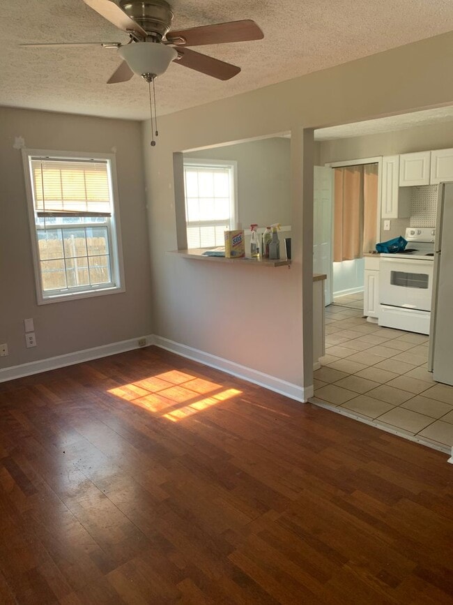 Photo - Cozy 2 Bed/ 1 Bath Home with Large Sun Roo...