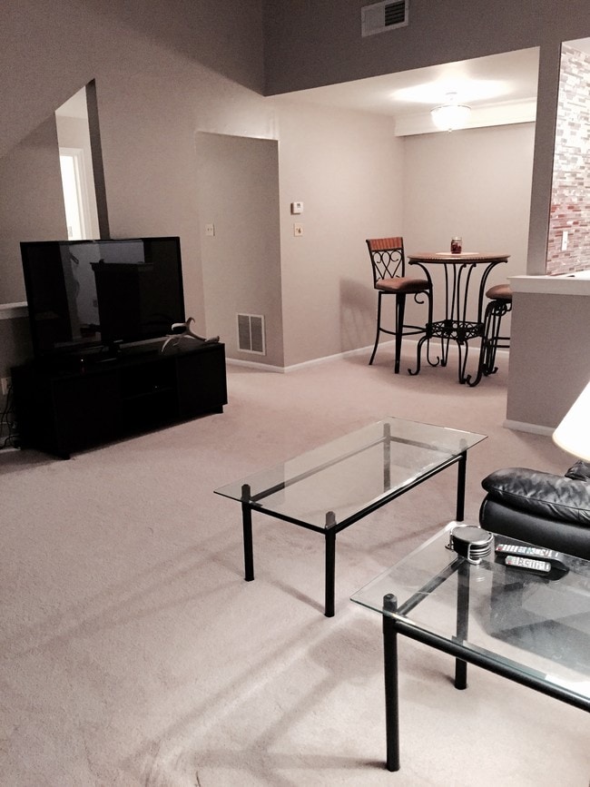 Sala familiar / Comedor - 2016 Foxmeadow Dr Unidad 2016