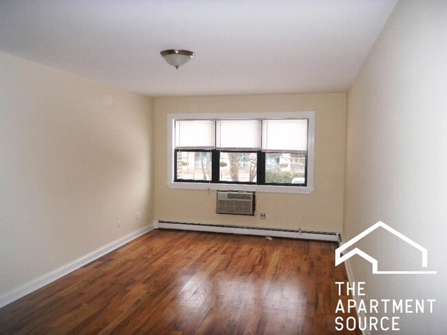 Building Photo - 696 Elm Pl Unit 210