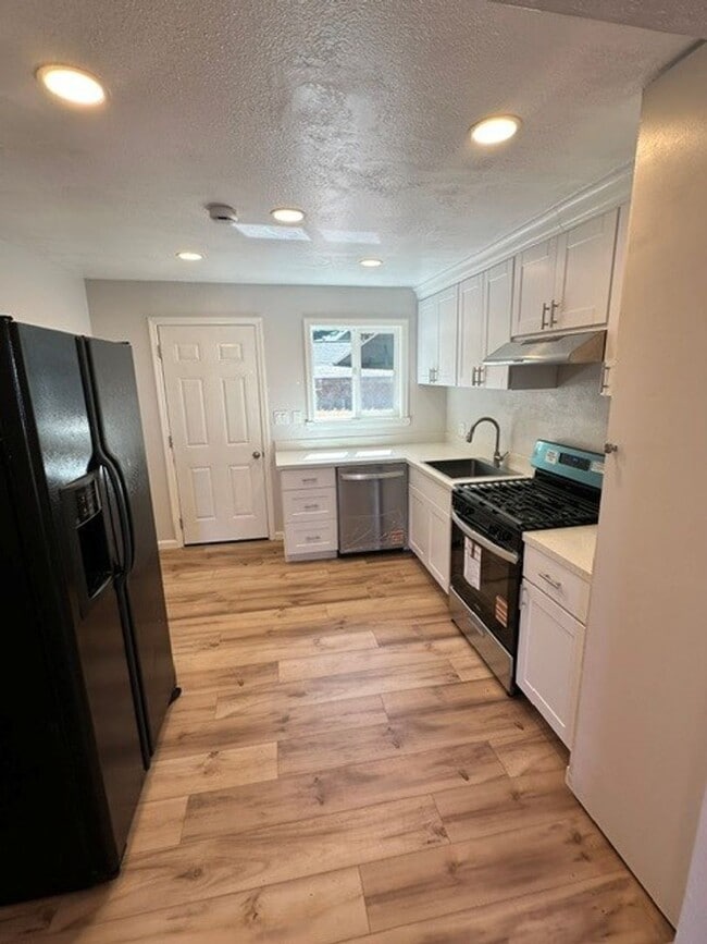 Photo - 2732 Young St