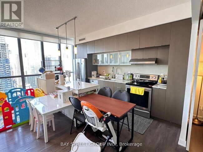 Photo - 110 Charles St E Unité 3704