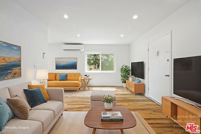 Building Photo - 6640 Woodman Ave Unit 3 Rental