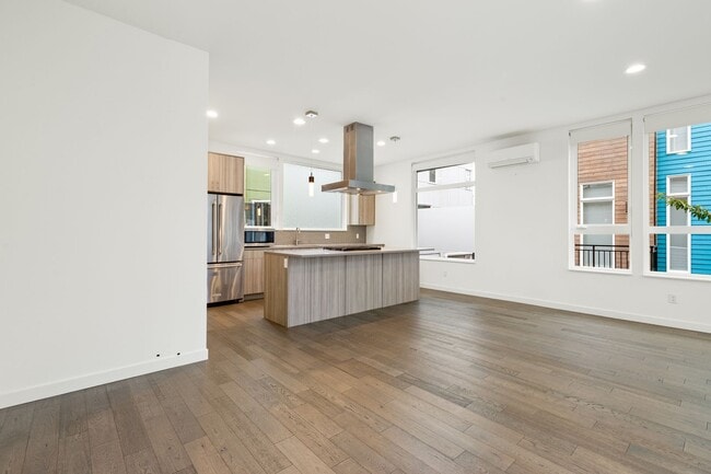 Photo - Gorgeous 3 Bd/2.5 Ba Seattle Townhouse