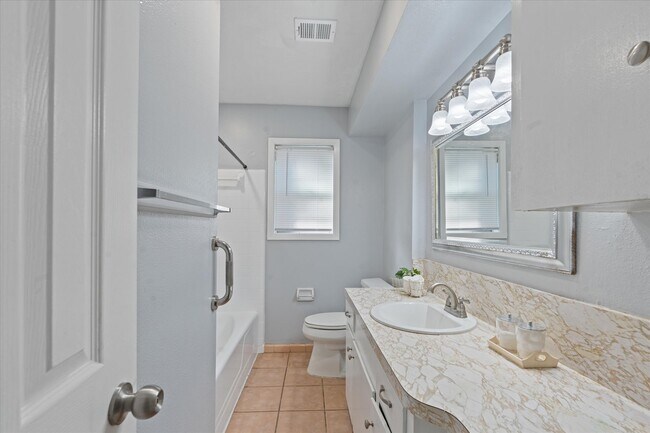 Photo - 906 Alyse St