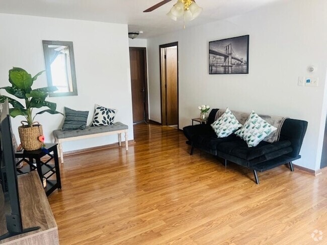 Building Photo - Charming 2BR Condo in Sheboygan with priva...