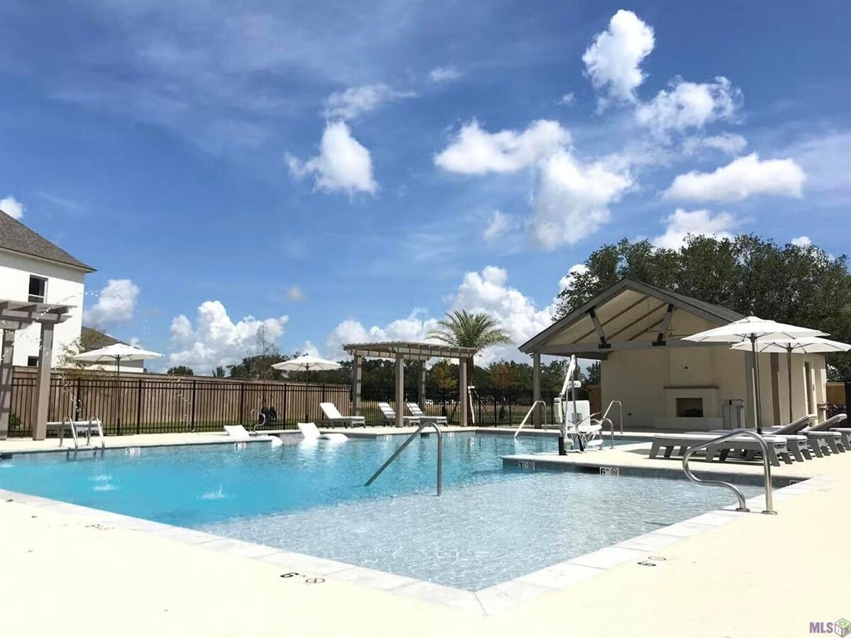 Photo - 3 Bedroom House in Dutchtown |Community Pool