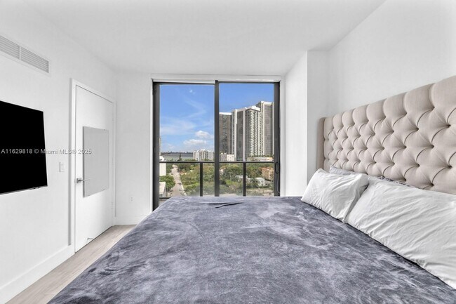 Photo - 121 NE 34th St Unidad 905