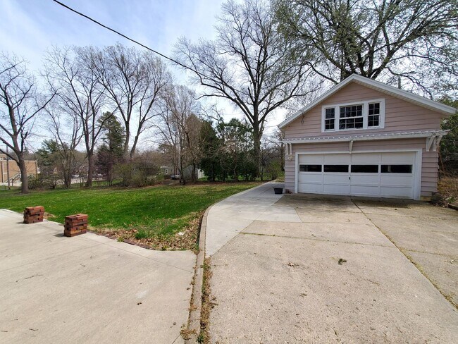 Photo - Available Now!- Spacious single family hom...