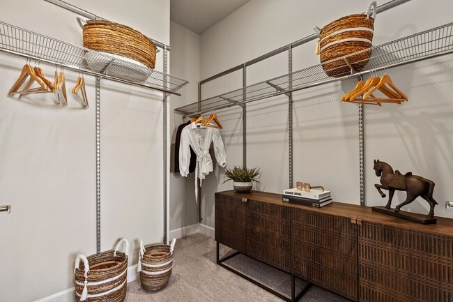 Armario con vestidor de Waterford Market Apartments - Waterford Market Apartments