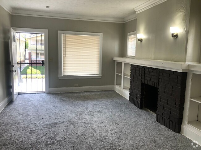 Building Photo - Convenient Showings — No Appointment Needed! Rental