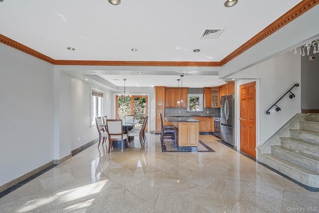 Photo - 1072 Hicksville Rd