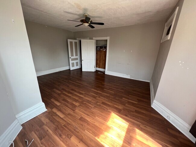 Photo - 627 College St