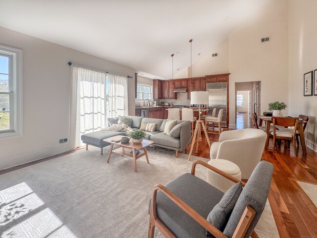 Photo - 130 Post Rd W Unidad Penthouse